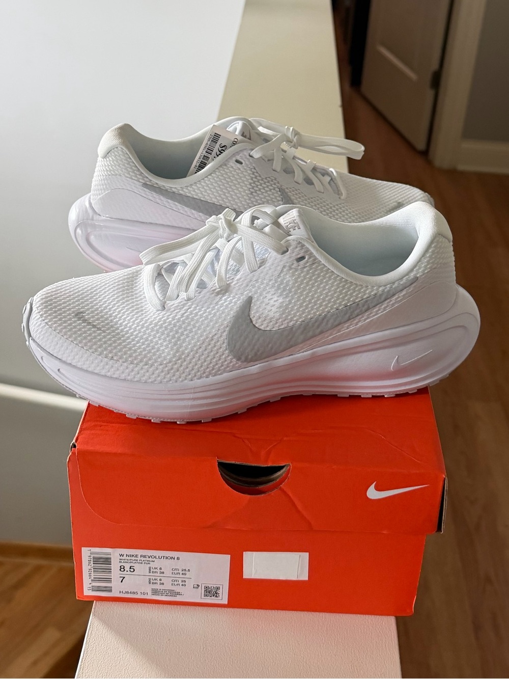 Brand new “NIKE Revolution 8”UNISEX athletic shoes.Size-W-8.5,M-7.Color-white 🤍